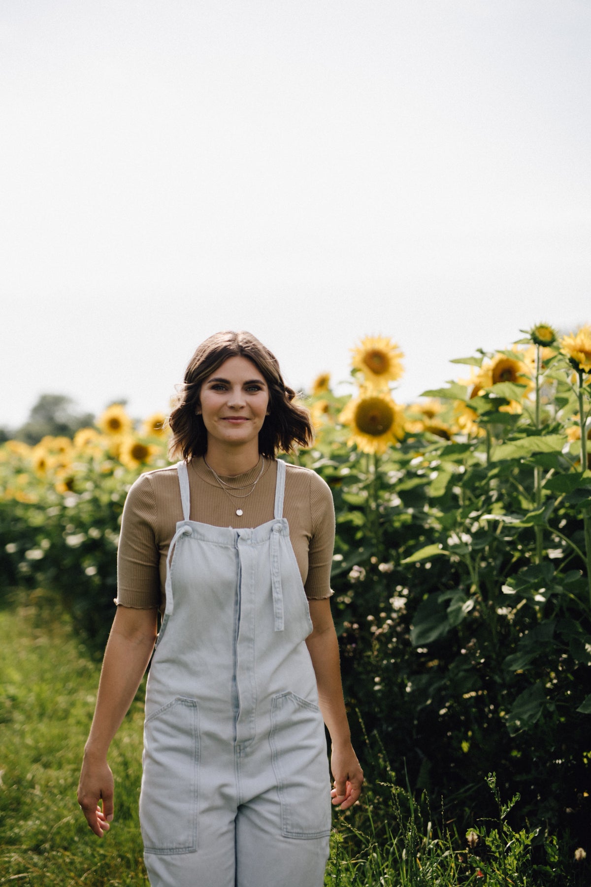 Fraeulein Honig bei den Sonnenblumen