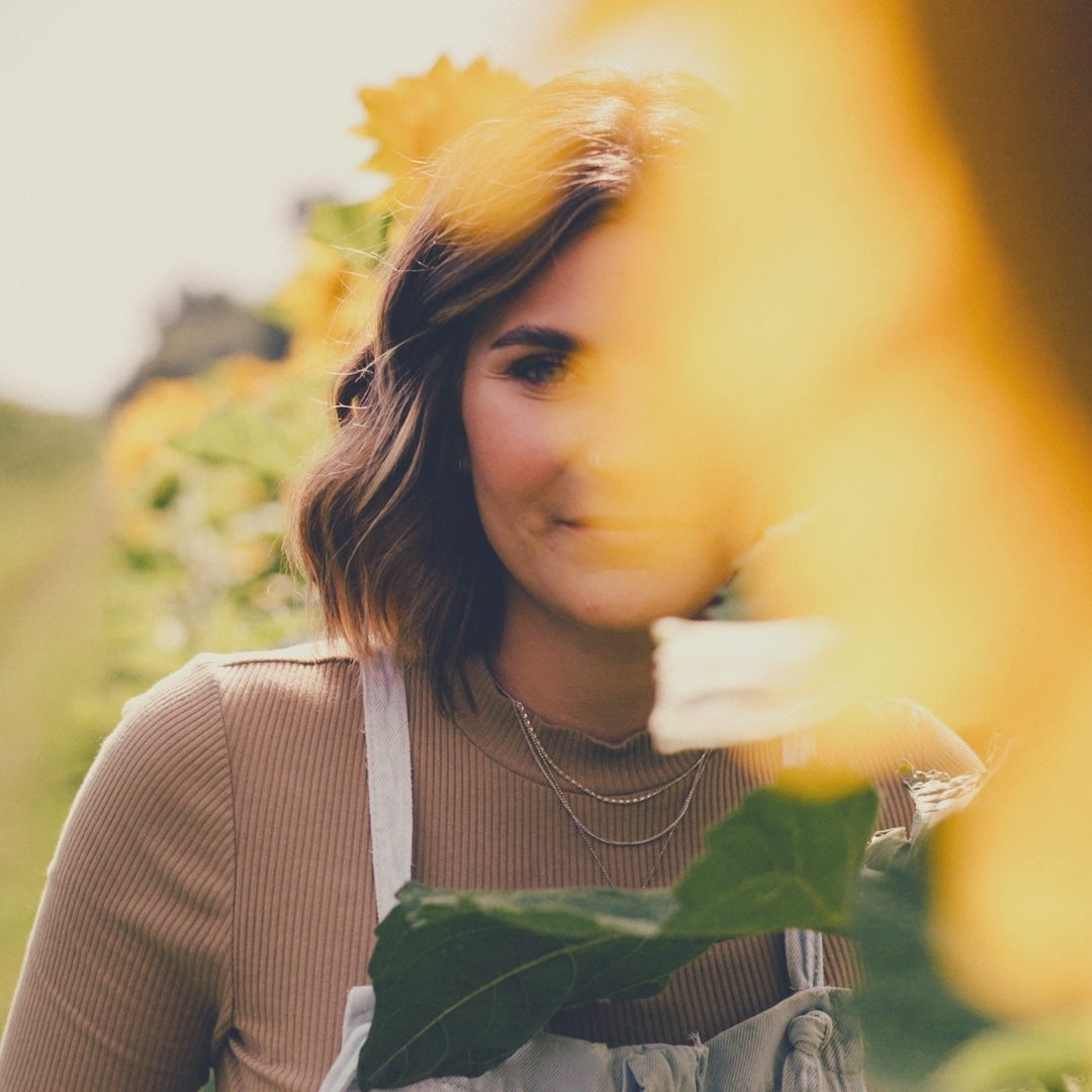 Fraeulein Honig hinter Sonnenblume