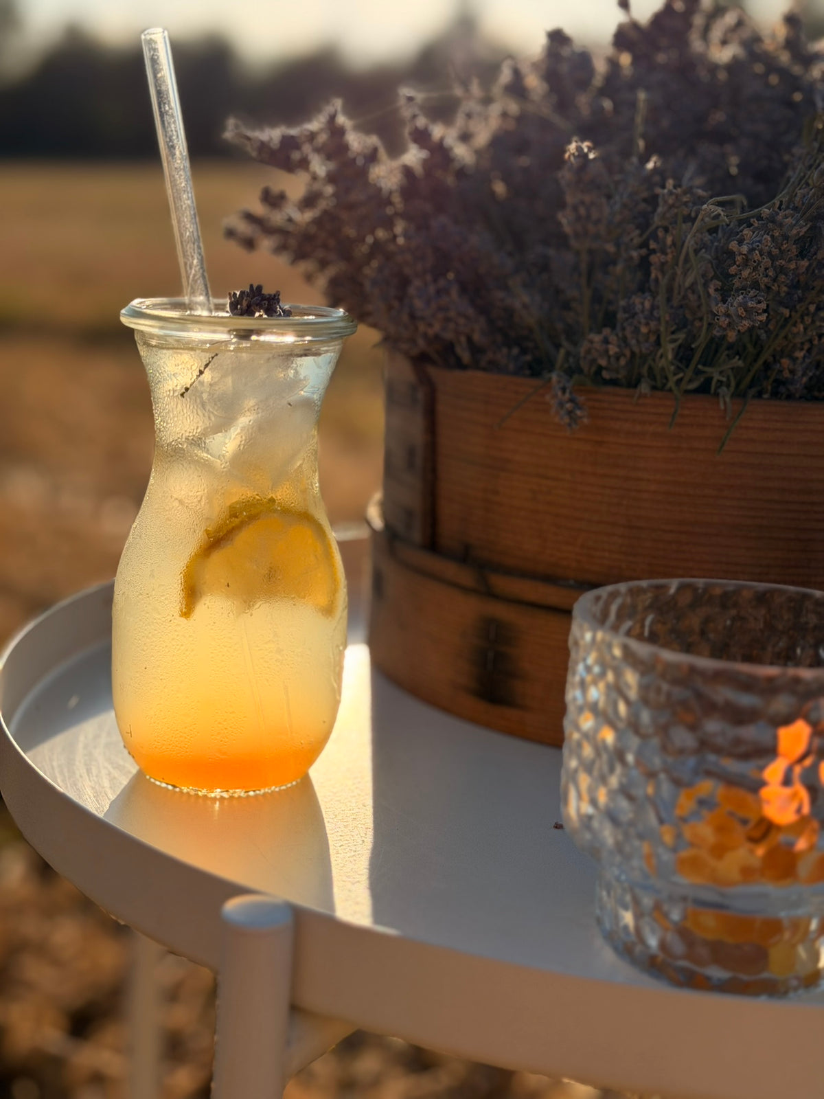 Oxymel Drink mit Lavendel und Kerze in Abendstimmung